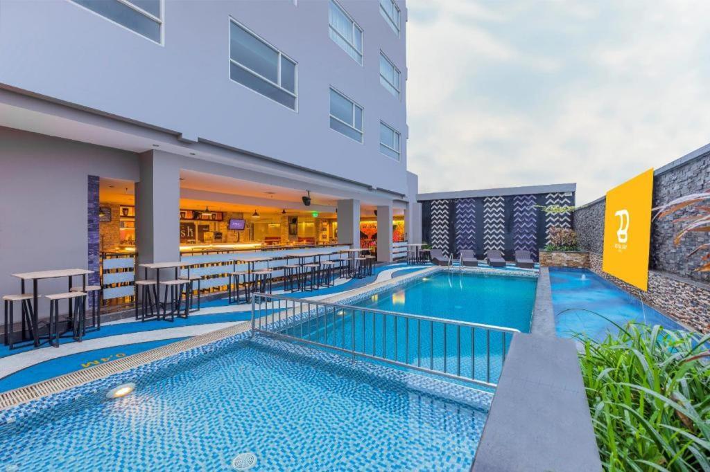 Royal Bay Hotel Makassar Esterno foto
