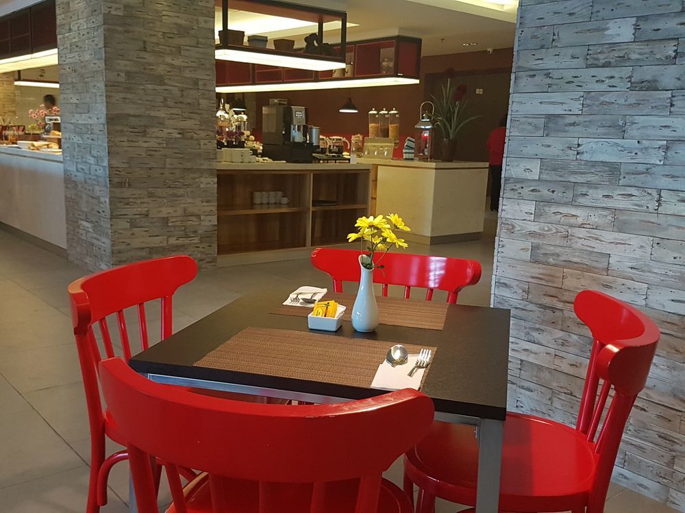 Royal Bay Hotel Makassar Esterno foto