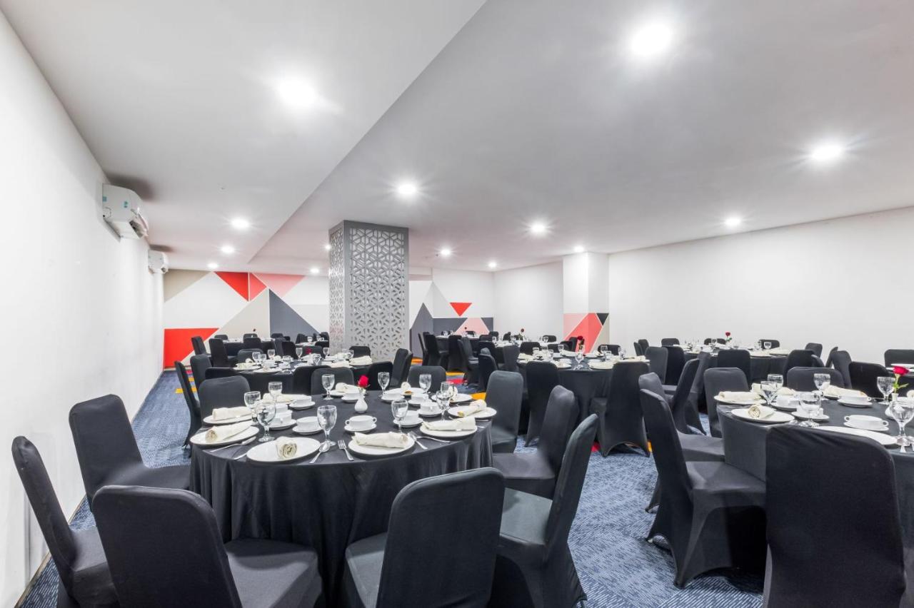 Royal Bay Hotel Makassar Esterno foto